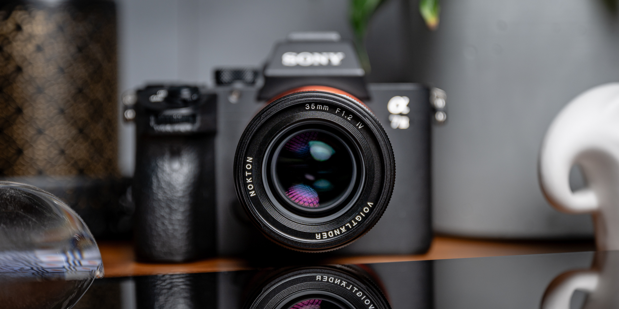 Obiektyw Voigtlander Nokton IV 35 mm f/1,2 do Leica M zamocowany na paracie Sony - widok od frontu